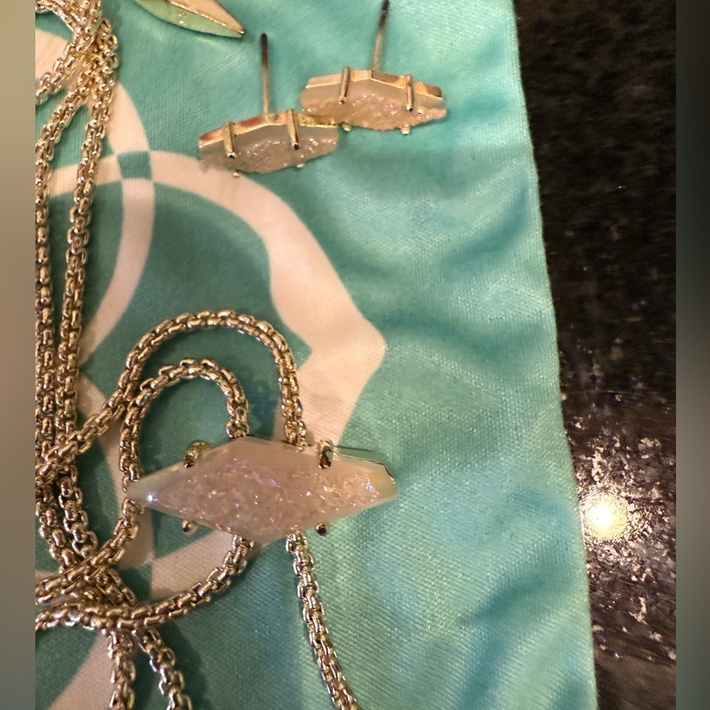Kendra Scott necklace